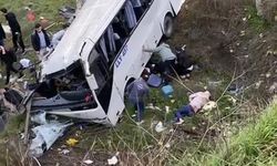 Servis minibüsü şarampole yuvarlandı; 4 ölü 3'ü ağır 7 yaralı