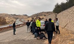 Otomobil istinat duvarına çarptı: 1 ölü, 1 ağır yaralı