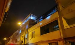 İnegöl’de 3 katlı binanın çatı katında yangın paniğe neden oldu