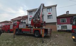 İnegöl’de 4 Katlı Binanın Çatısında Yangın Çıktı