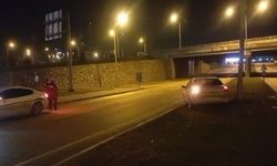 İnegöl’de Direğe Çarpan Sürücü Kaçtı!