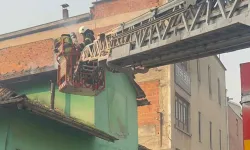 İnegöl’de mobilya imalathanesinde çatı yangını çıktı