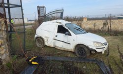 İnegöl’de otomobil yoldan çıktı! Sürücü hastaneye kaldırıldı