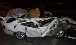 Kilis'te Tıra Çarpan Otomobil Hurdaya Döndü! 1'i Ağır 2 Yaralı