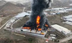 Kırıkkale'de fabrika yangını! Gökyüzü siyaha büründü