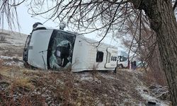 Okul servisi yan yattı, 14'ü öğrenci 15 kişi yaralandı