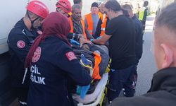 Tırın altında kalan karayolları işçisi hayatını kaybetti