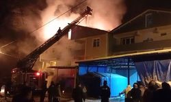 3 katlı binanın çatısı alev alev yandı!