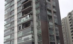 Bursa'da şiddetli lodos binanın cam balkonlarını yerinden söktü