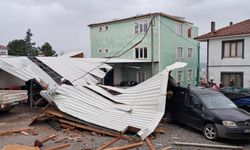 İznik'te Evin çatısı uçtu, araçta hasar oluştu