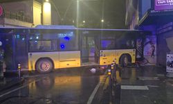 İstanbul'da İETT otobüsü binaya çarptı: 6 yolcu yaralandı