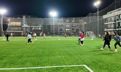 Marmarisli kadınlar 9 yıldır halı sahada buluşuyor