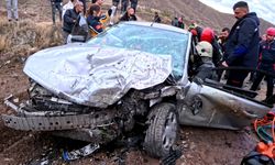 Aksaray'da minibüs ile otomobil kafa kafaya çarpıştı! 6 yaralı