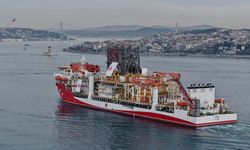 Yıldırım Sondaj Gemisi İstanbul Boğazı'ndan Geçti