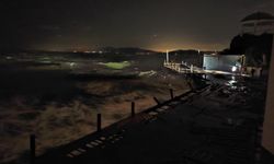 Kuşadası’nda İskele Faciası! Denize Düşen 3 İşçiden 1’i Hayatını Kaybetti