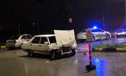 Bartın’da Feci Kaza! Kavşakta Çarpışan Otomobillerde 2 Kişi Yaralandı