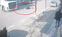 Bursa'da Feci Kaza Kamerada: Anayola Çıkan Tırla Çarpışan Motokurye Savruldu