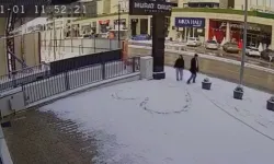 Bursa'da kar üzerine kalp çizen çift kamerada