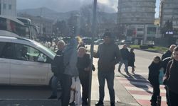 Bursa'da lodos zor anlar yaşattı! Trafik lambasına tutundular