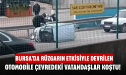 Bursa'da Rüzgarın etkisiyle devrilen otomobile çevredeki vatandaşlar koştu!