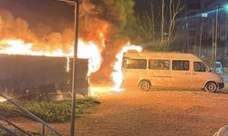 Bursa'da barakada çıkan yangın minibüse sıçradı