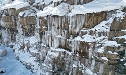 Dağlarda buzdan şelale oluştu