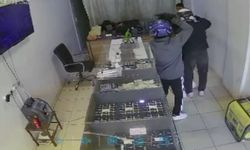 Hatay’da silahlı 2 hırsız, 3 dakika içerisinde kuyumcuyu soydu