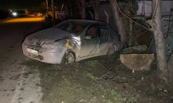 İnegöl'de otomobil ağaca çarptı! 4 genç kız yaralandı