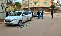 İnegöl'de İki Otomobil Çarpıştı: 2 Çocuk Yaralı