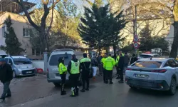 İnegöl'de minibüs otomobile ve cami duvarına çarptı: 2 yaralı