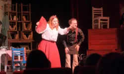 İnegöl'de "Sahnede Festival Var": 5 Günlük Tiyatro Maratonu "Kahvede Şenlik Var" ile Başladı