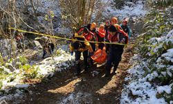 Karlı havada atletli bir adam, dere yatağında otomobilden 10 metre uzaklıkta ölü bulundu