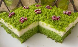 RENGİYLE ŞAŞIRTIYOR, TADINA BAKAN BAYILIYOR! ISPANAKLI PASTA TARİFİ