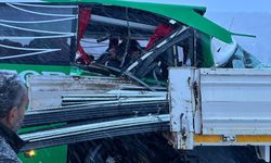 Tokat’ta yolcu otobüsü tıra çarptı! 1’i ağır 12 yaralı