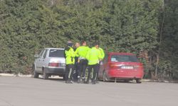 İnegöl'de Kontrolden Çıkan Araç Kaldırıma Çarptı: 1 Yaralı