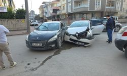 İnegöl'de İki Otomobil Çarpıştı: 1 Yaralı