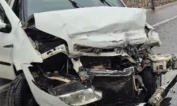 Yağışlı Hava Kazayı Beraberinde Getirdi: İnegöl Yolunda 3 Yaralı