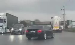 Yağışlı yolda makas atan otomobil tepetaklak oldu