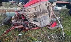 Yük treni hemzemin geçitte otomobile çarptı! 1 ölü