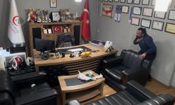 Sağlık çalışanı kendi kendine Heimlich manevrası yaparak hayatını kurtardı