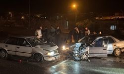 İki Otomobil Kafa Kafaya Çarpıştı: 4 Yaralı