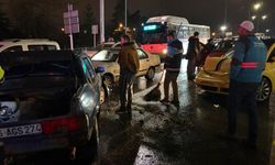 Kayseri'de otomobil kırmızı ışıkta bekleyen 5 araca çarptı