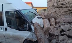 Aksaray'da işçi servisi bahçe duvarına çarptı! 2'si ağır 14 yaralı