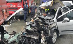 Artvin'de otomobil park halindeki tıra çarptı! 2 ölü, 1 yaralı