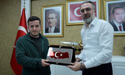 Başkan Erol, Türk Bayrağı'nı yerde bırakmayan kuryeyi ödüllendirdi