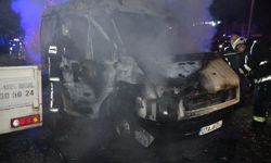 Benzin dökerek hem kendinin hem de kız arkadaşının aracını yaktı