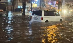 Bodrum sağanak yağışa teslim oldu! Yollar göle döndü, evleri su bastı