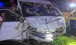 Bursa'da kamyonet ile otomobil çarpıştı! 2 yaralı