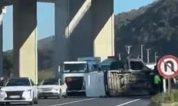 Bursa'da minibüs devrildi!