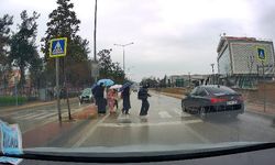 Bursa'da otomobil öğrencileri tehlikeye attı!